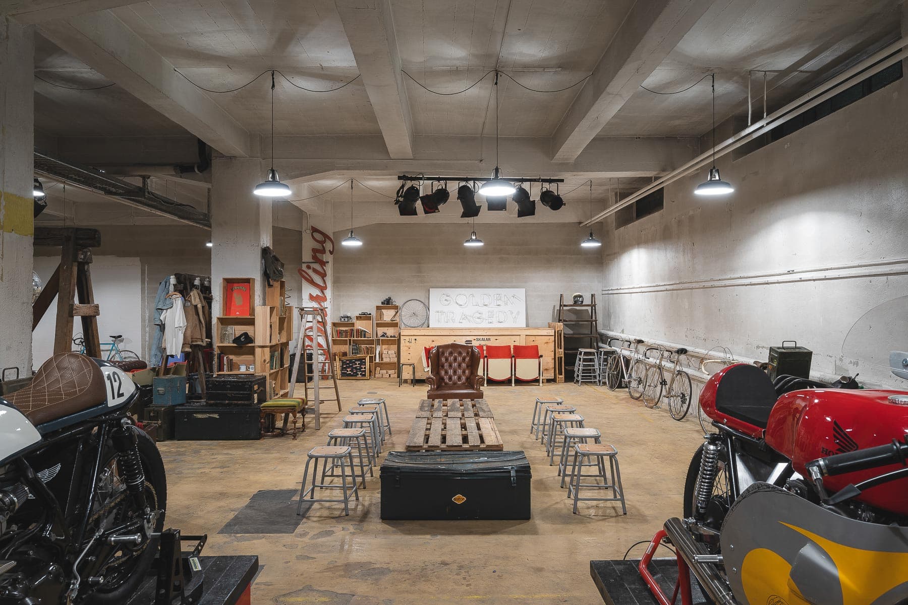 Intérieur d'entrepôt de 240m² mettant en valeur la lumière naturelle à travers de grandes fenêtres, plafond industriel exposé et espace ouvert polyvalent parfait pour événements privés, expositions et célébrations à Lausanne